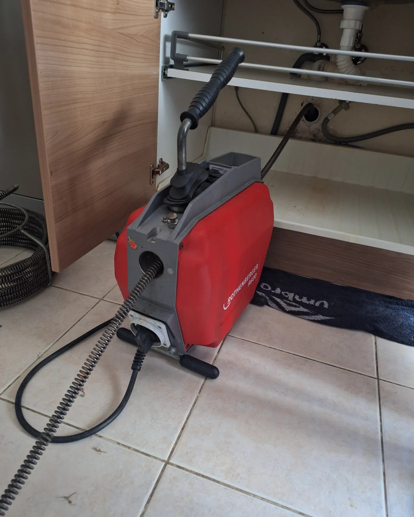 Lavabo ve gider hatlarında yavaş akış, koku ve taşma gibi belirtiler ortaya çıktığında erken müdahale ile sorun büyümeden çözülür; cihaz destekli tespit ve planlı uygulama ile yaşam alanlarında kesintisiz kullanım hedeflenir